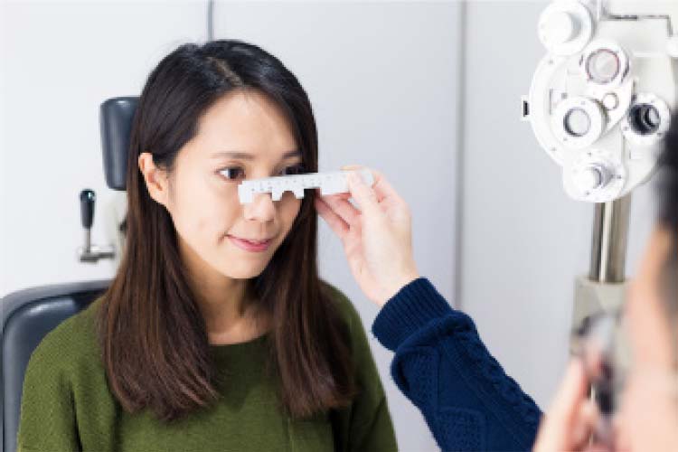 熊本・宇土のキクチめがね宇土シティモール店の一級眼鏡作製技能士の視力測定メージ
